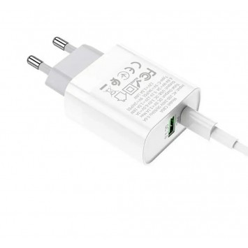 Белое зарядное устройство HOCO C80A Rapido PD20W+QC3.0 с разъемами Type-C и USB, предназначенное для быстрой зарядки устройств.