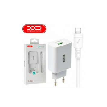 Белый блок питания XO-L36 с подключенным кабелем Micro-USB, поддерживающий быструю зарядку Quick Charge 3.0.