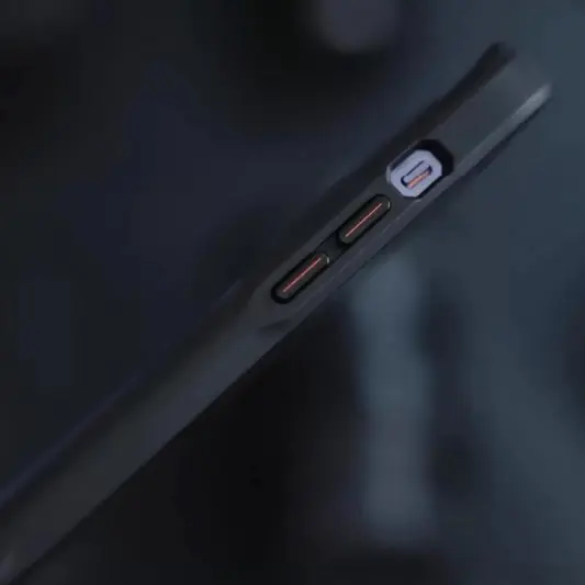 TPU+PC чехол Metal Buttons with MagSafe Carbon Ring для Apple iPhone 16 (6.1") Черный - изображение 3