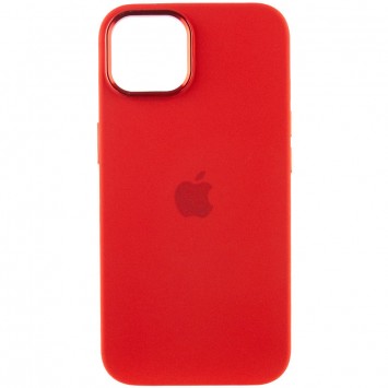 Красный силиконовый чехол с металлическими кнопками для iPhone 13.