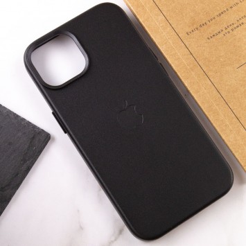 Черный кожаный чехол для iPhone 13 от бренда AA Plus. Обладает функцией MagSafe для быстрой и удобной зарядки. Идеально повторяет форму телефона, не утолщая его.