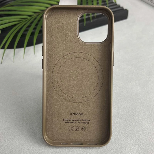 Кожаный чехол Leather Case (AAA) with MagSafe and Animation для Apple iPhone 15 Pro Max (6.7") Light Brown - изображение 1